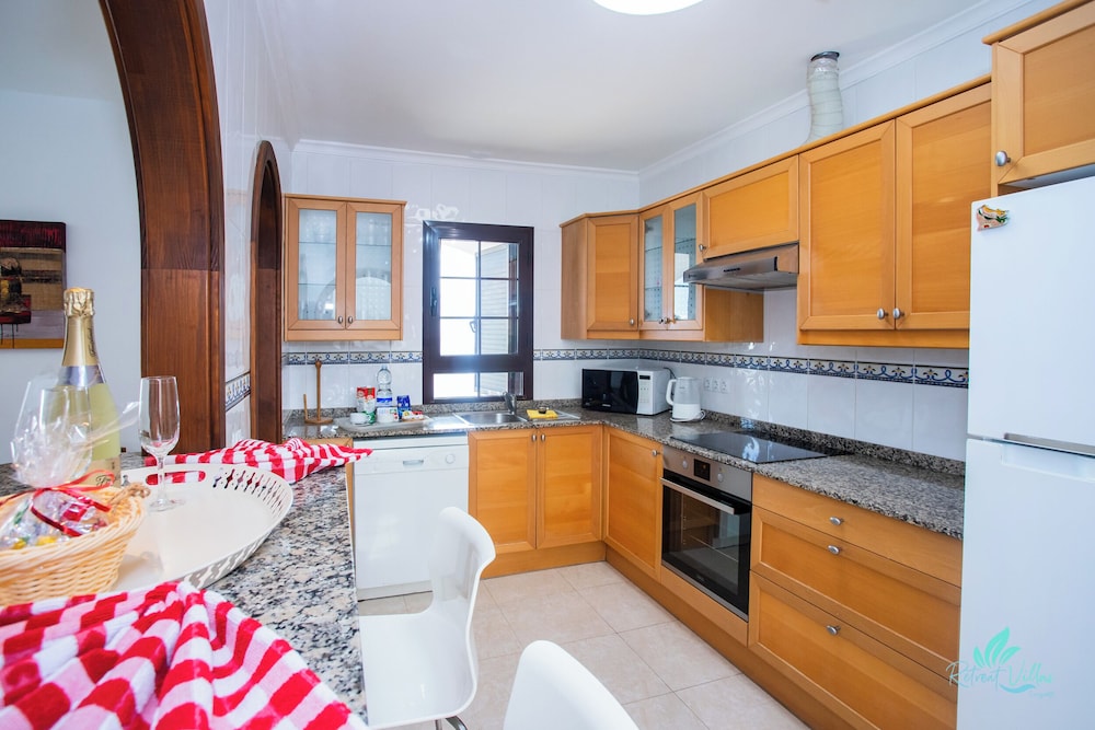 3 Bed Villa - Pool, Terrace, Bbq, Near Beach