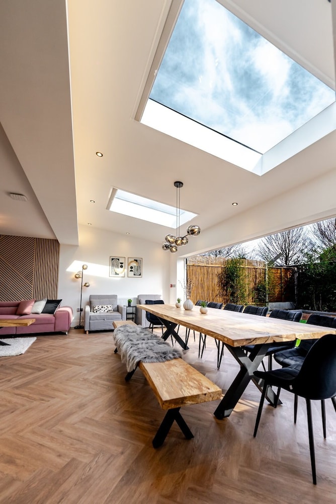 Luxury 8 Bed Home Manchester