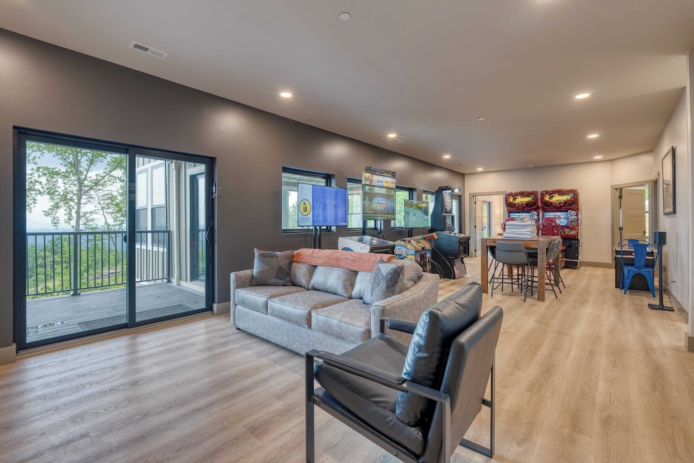 Luxury Group Retreat w/ Indoor Pool, Arcade & 56-mile Views Grand Vista Retreat