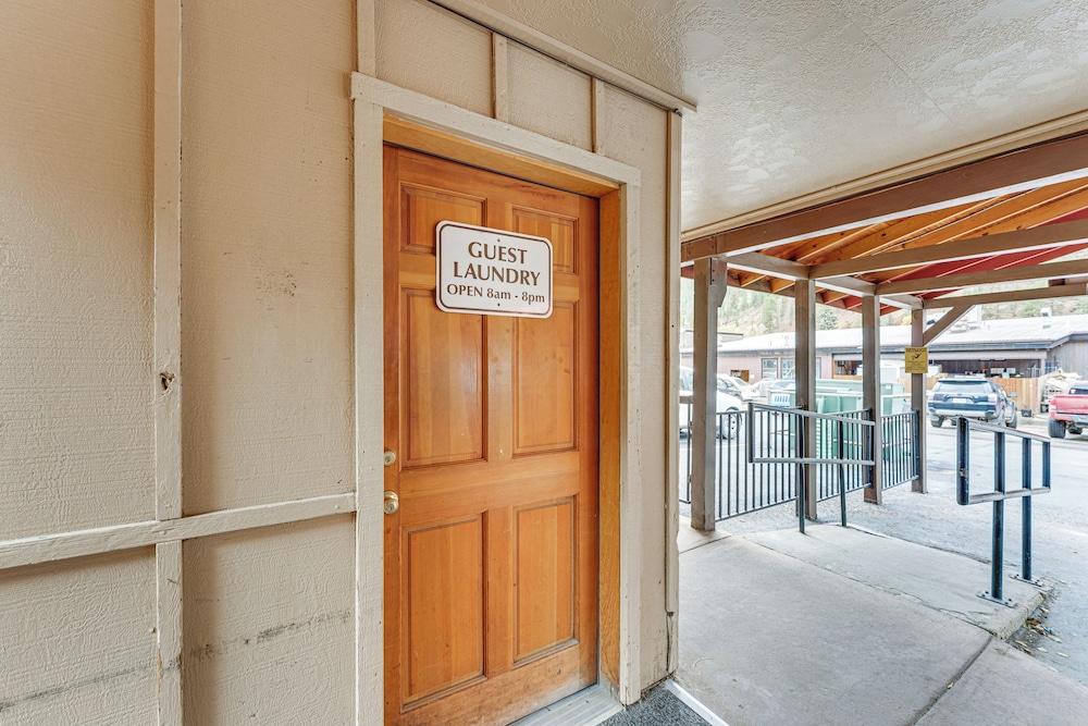 Easy Red River Ski Access! Outdoor Adventure Condo