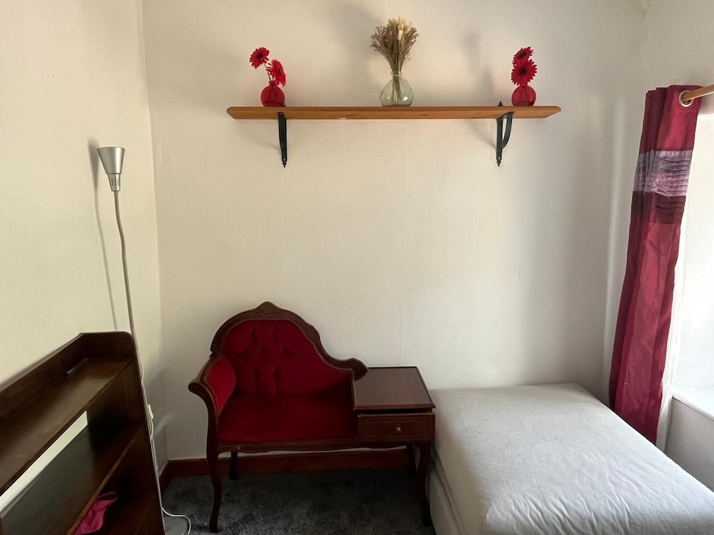 Peaceful Riverside Cottage in Machen, Caerphilly view 4