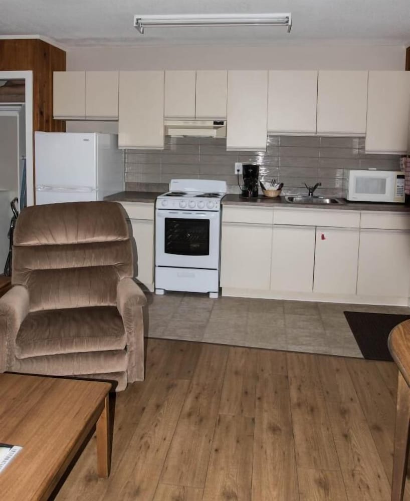 The Cedarwood Inn & Suites