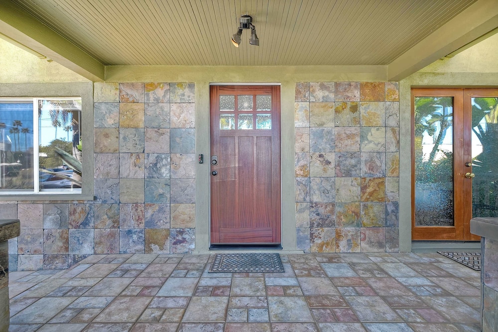 Vintage Beach Bungalow - For 6!