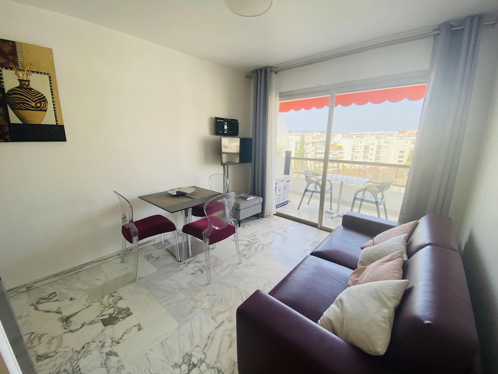 Stylish one Bedroom Apartment in Central Cannes Just off the Croisette and Near Beaches - 680