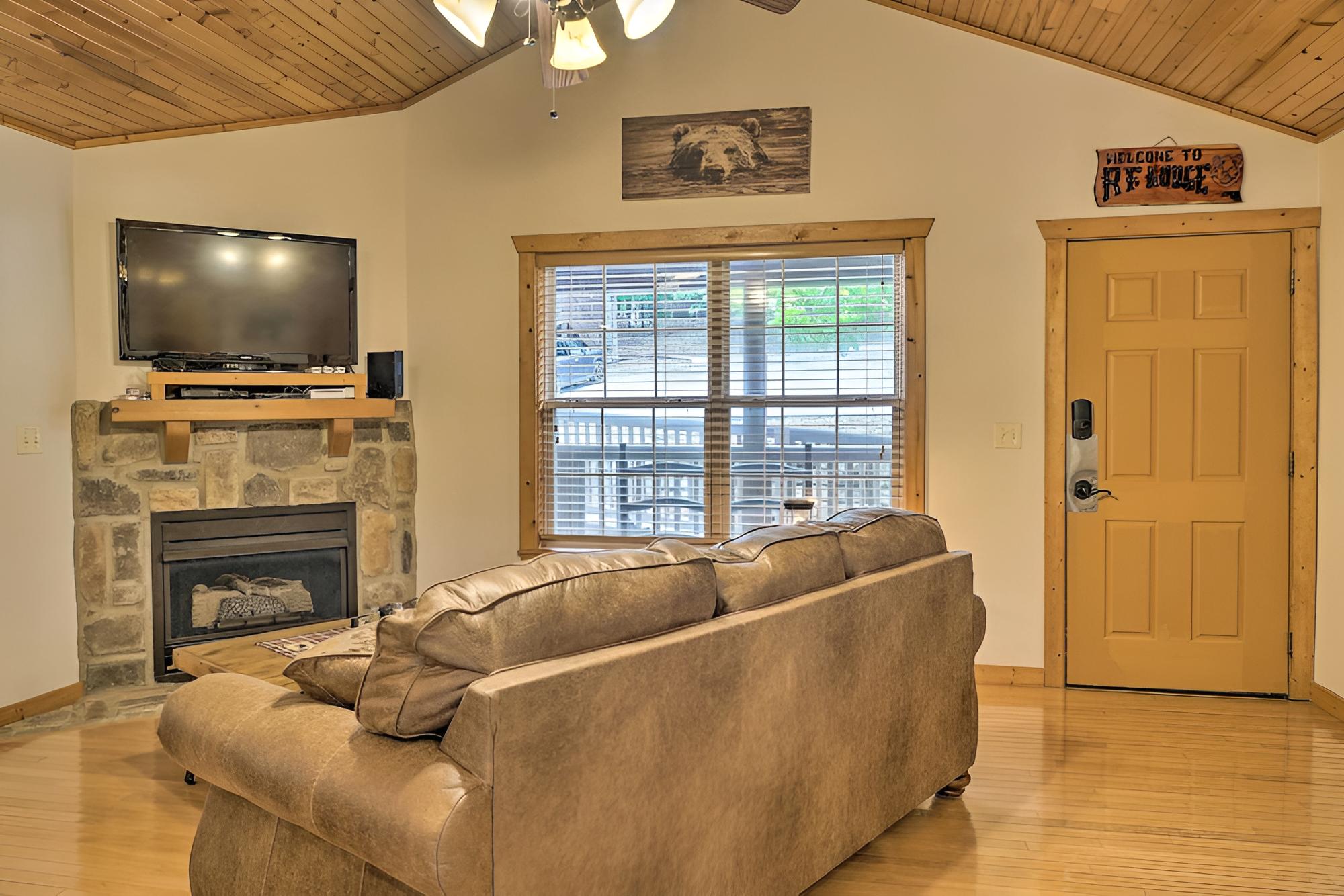 Lakeside Branson West Abode w/ Deck & Pool Access view 3