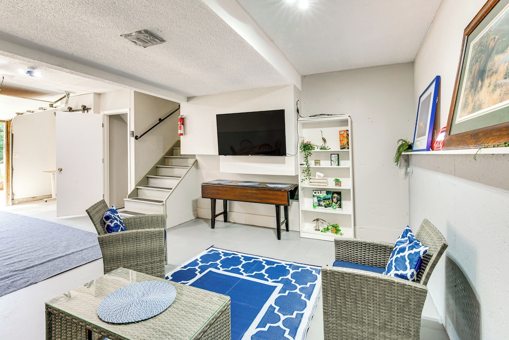 Shop, Dine & Unwind: Walkable Overland Park Home