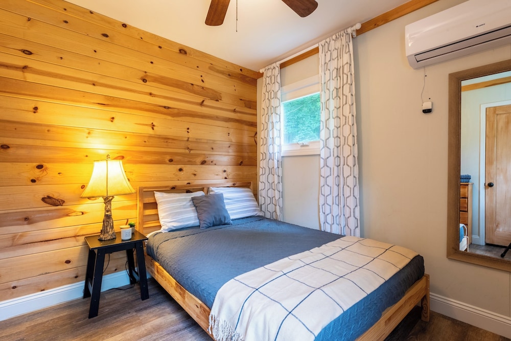 Arcade, Sports Bar, Deck Living, Fire Pit, Near the Lake! Sasa by Avantstay view 5