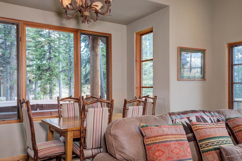 38a Cowboy Heaven 4 Bedroom Home by Moonlight Basin Lodging view 2