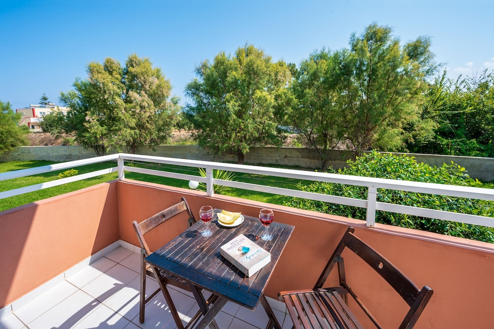 Jonathan Studio Apartments photo 4