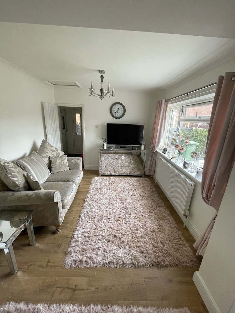 Beautiful 2-bed Bungalow in Canvey Island view 2