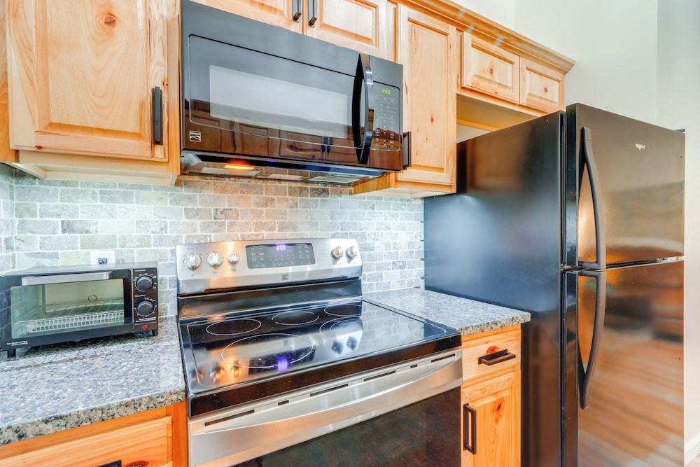 Walk to Twin Lakes: All-season Idaho Condo!