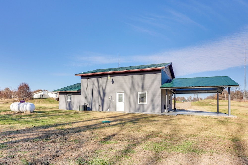 Golf Course Views: Oakland City Retreat