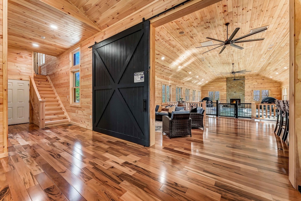 Grand Timber by Avantstay Indoor Pool Sauna Sports Court Game Room More