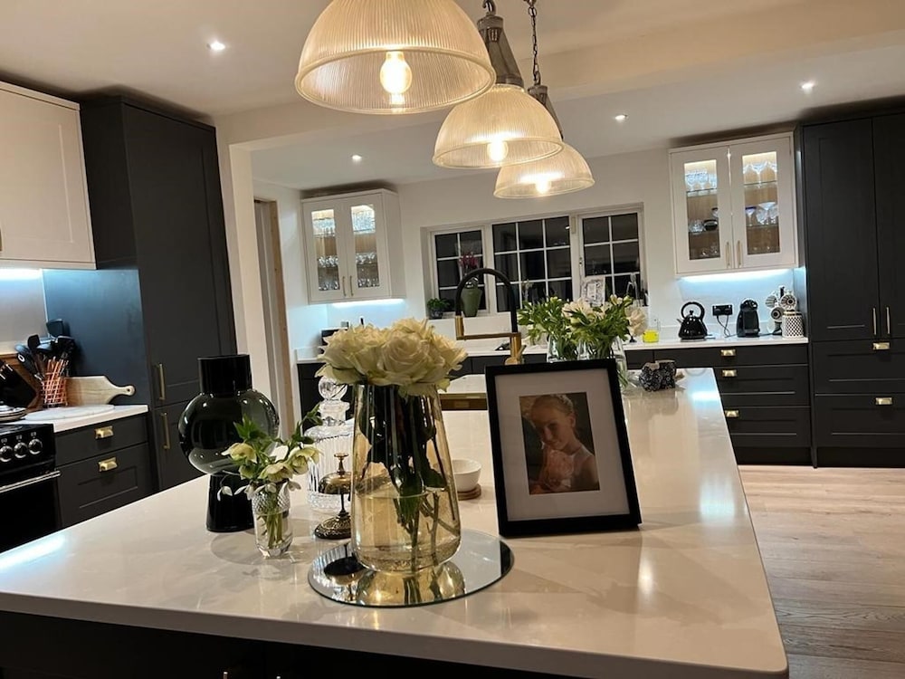 Spacious 5-bed House - Garden, Parking & Bbq