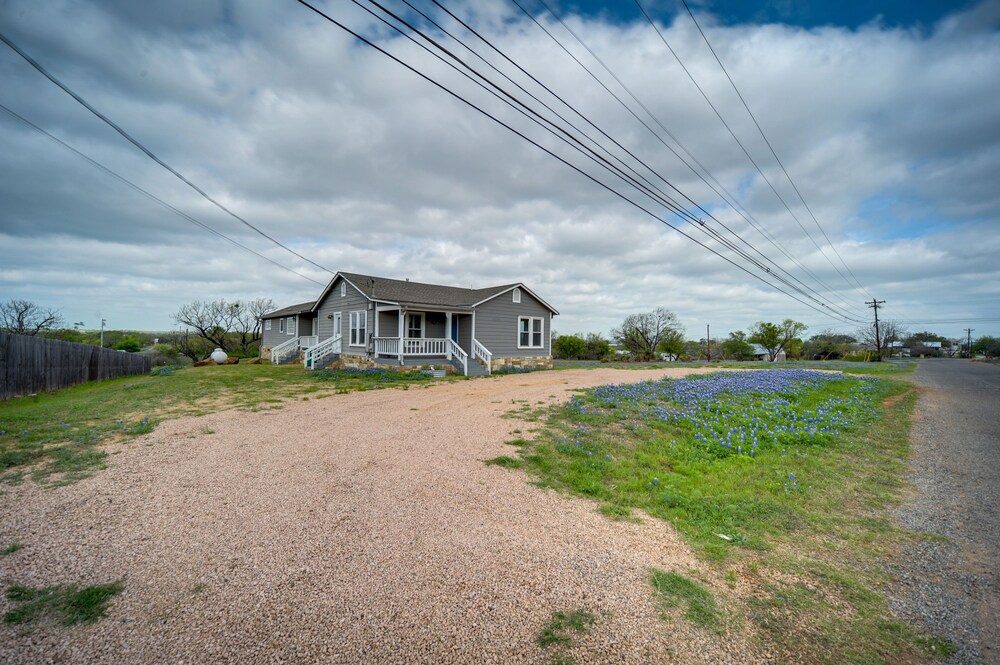 Pet-friendly Texas Retreat w/ Deck & Gas Grill! view 3
