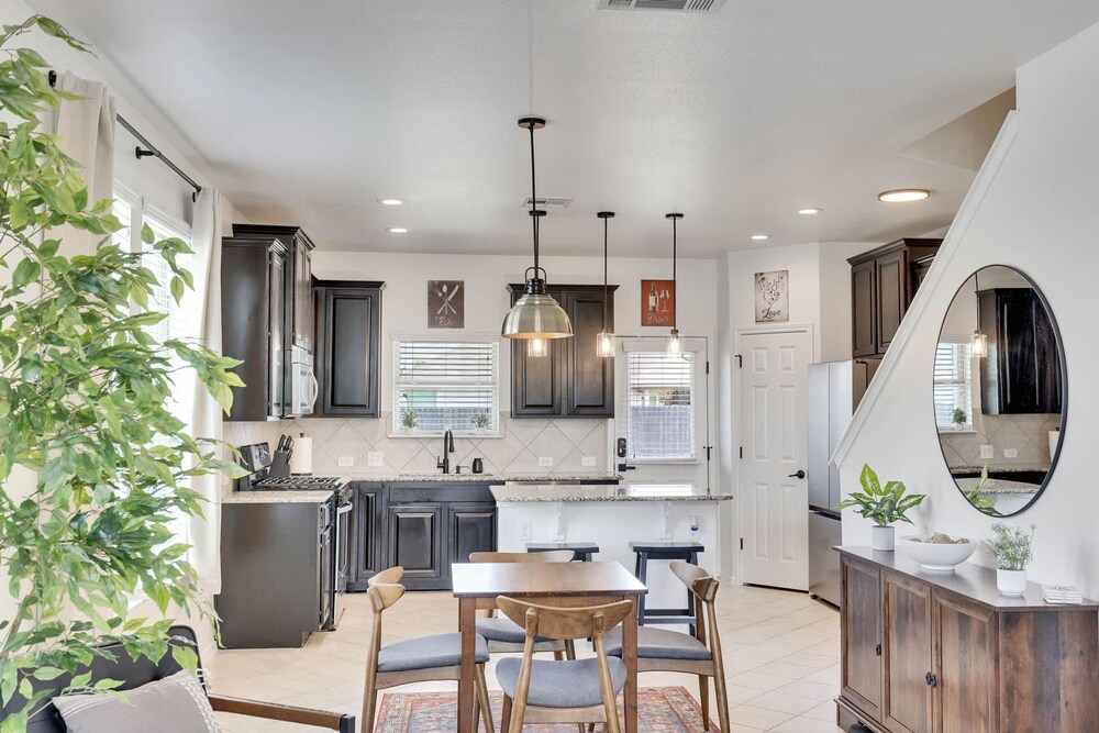Luxury 4BR 2 5BA Home EV Charger Pool Access