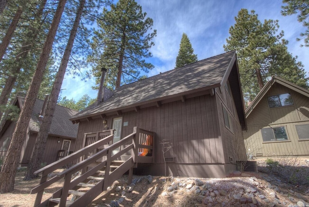 Cozy Mountain Hideaway 3 Bedroom Home by RedAwning view 2
