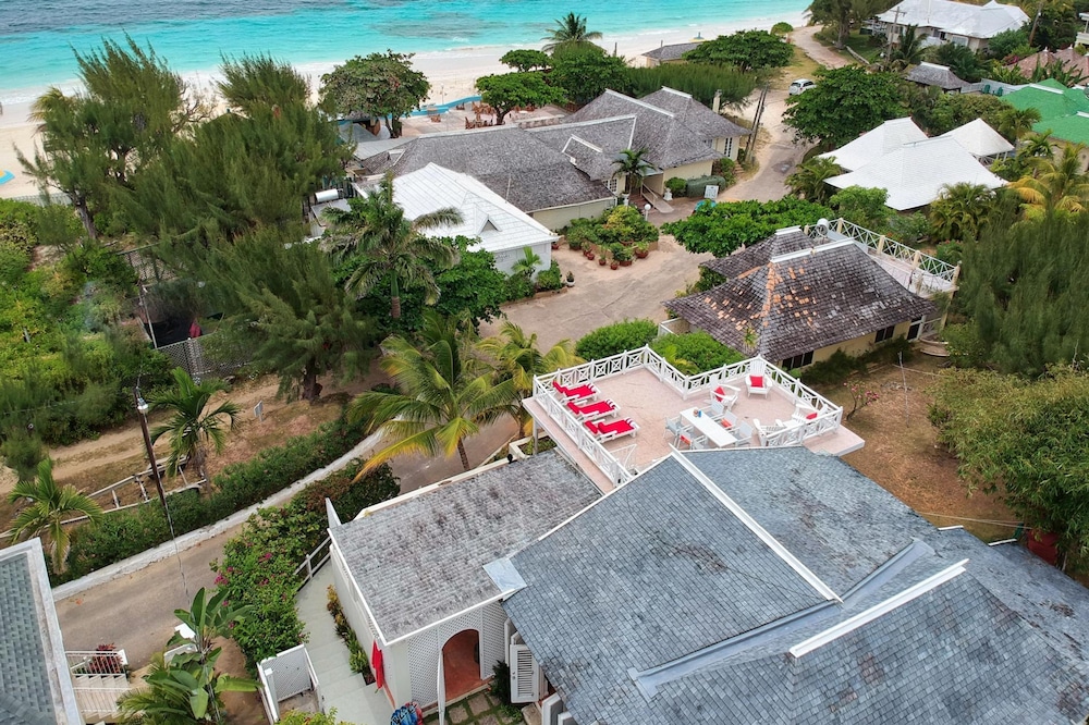 Dreamin Villa - 3 B R Beachfront w Staff
