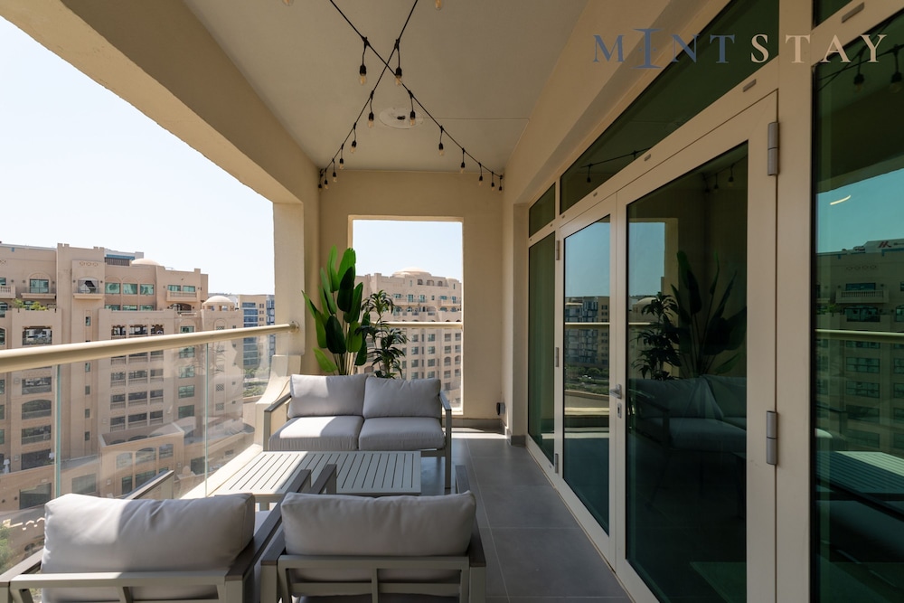 Sleek 2BR Apt at the Palm w Beach Access