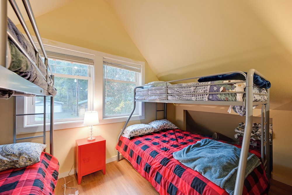 Ski, Fish & Explore: Packwood Home w/ Sauna!