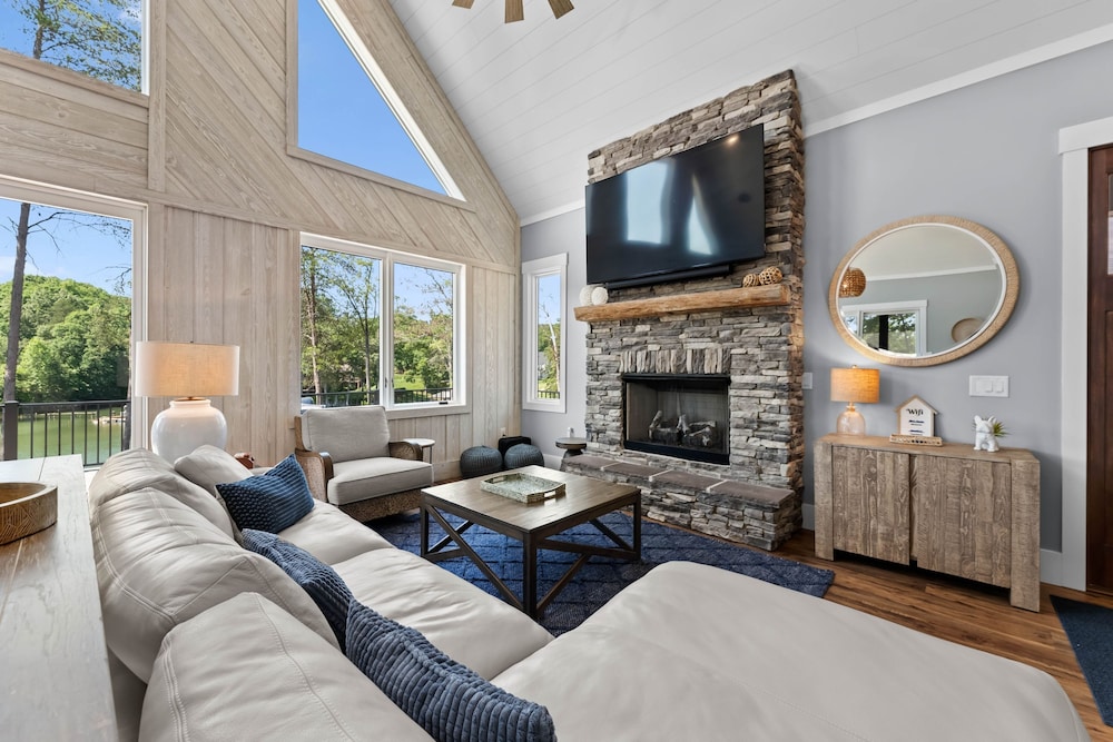 Blue Heron by Avantstay Lakefront Dock Pool Theater Sleeps 22