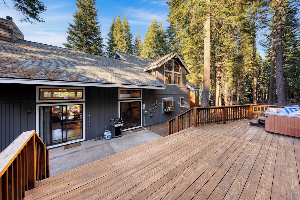 Cozy Escape w/ Hot Tub + Deck & Access to Tahoe Donner & Skiing Alpenglow Chalet by Avantstay
