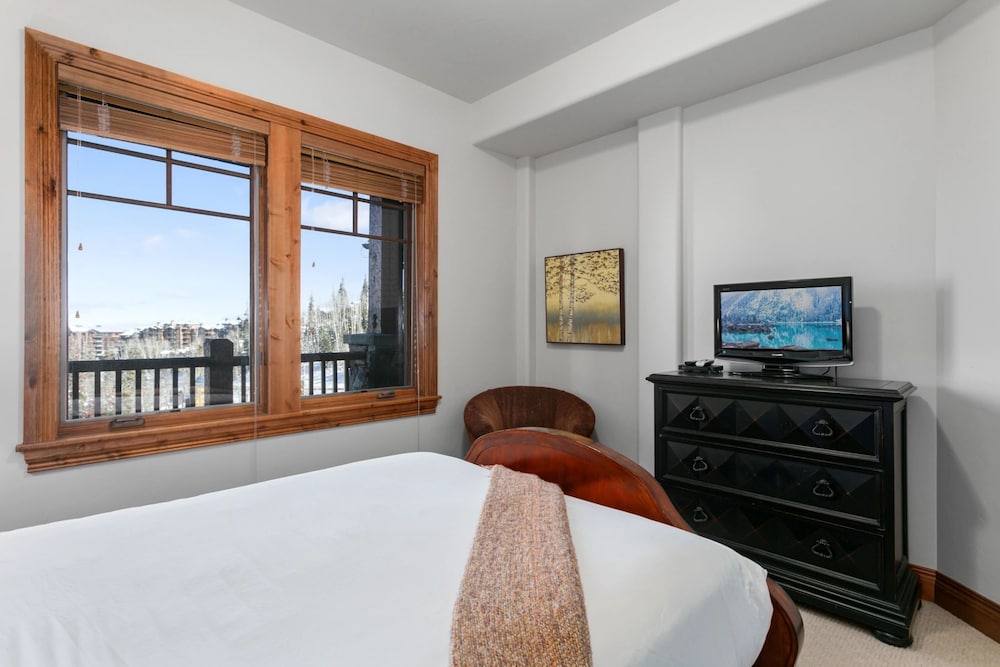 Grand Lodge - 3 Bedroom Deluxe #206 - Ski-in/out 3 Condo