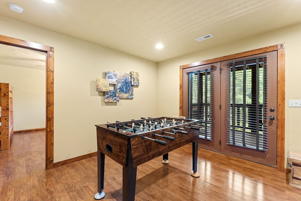Timeless Memories Lodge 6 Bedroom Cabin by RedAwning