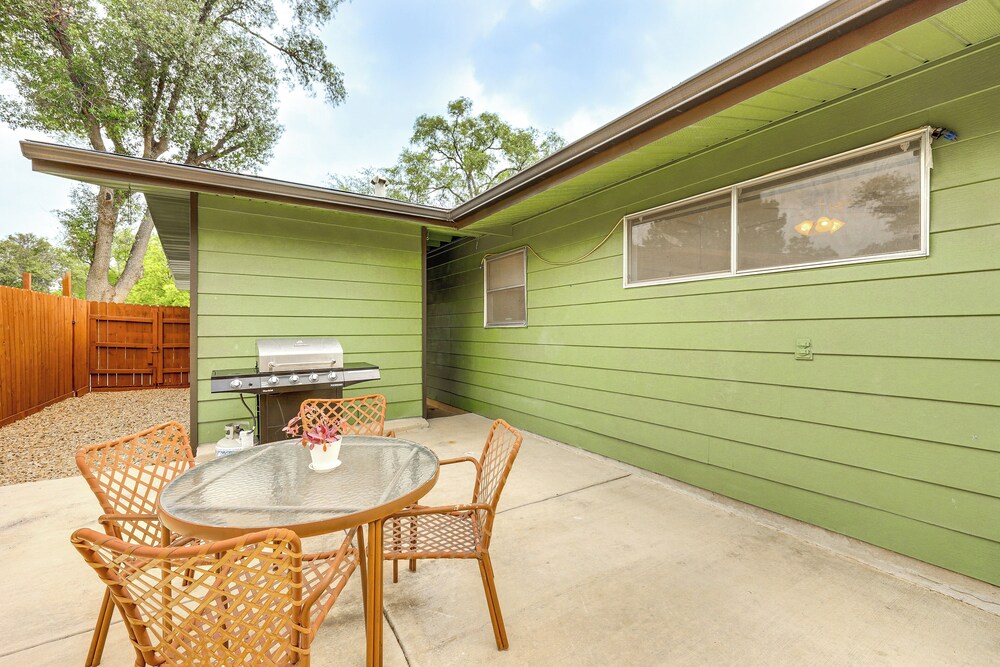 7 Mi to Dtwn San Antonio: Charming Home w/ Yard