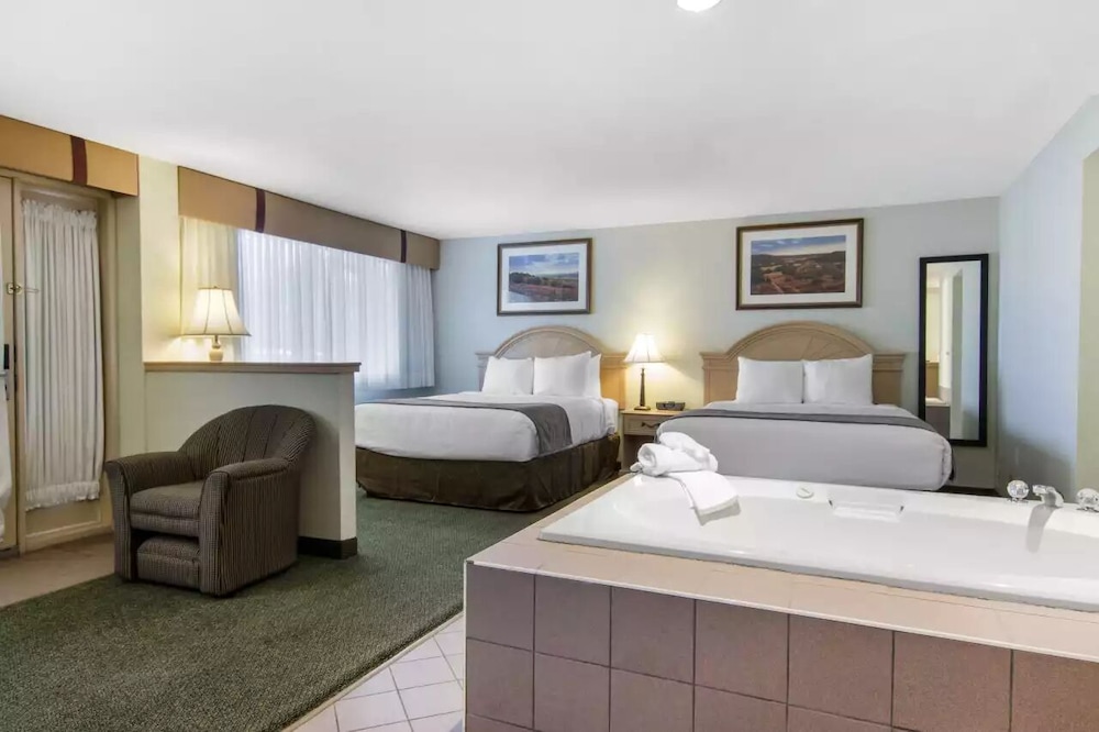Medicine Hat Vacations - Flamingo Hotel - Property Image 7