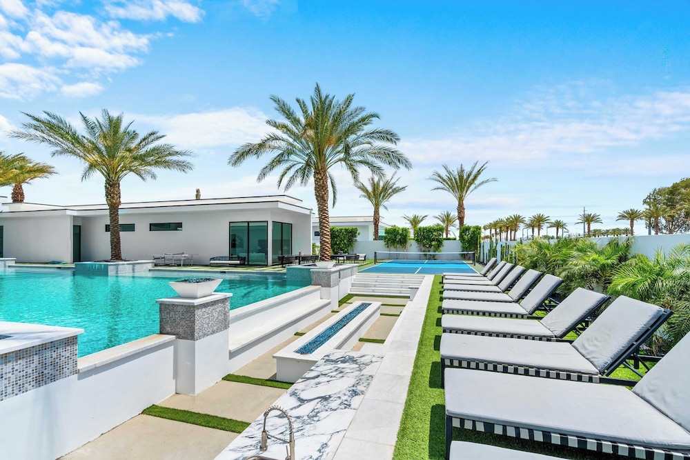 Sleeps 26 Pool, Hot Tub, Pickleball & Putting Green Bravo Villa #12 by Avantstay