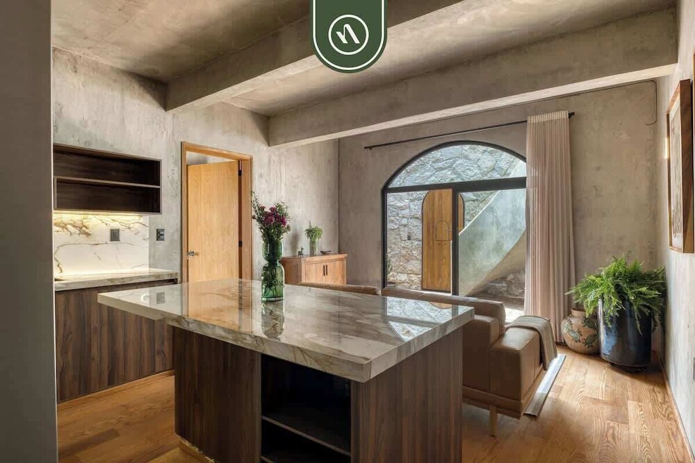 Luxury 2 BR Condo in Downtown - AC - Peaceful