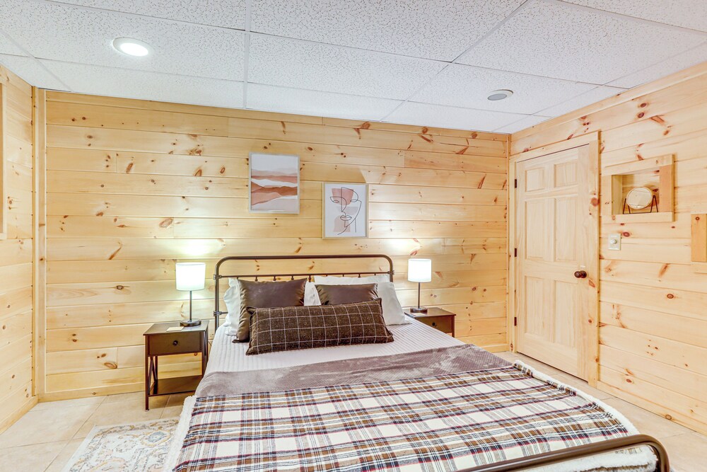 5 Mi to Dtwn Blue Ridge: Spacious Cabin w/ Hot Tub