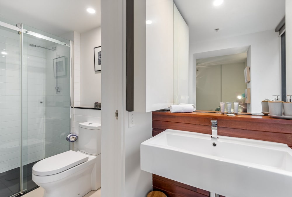 Sleek & Central 2-bed Apartment in Melbourne