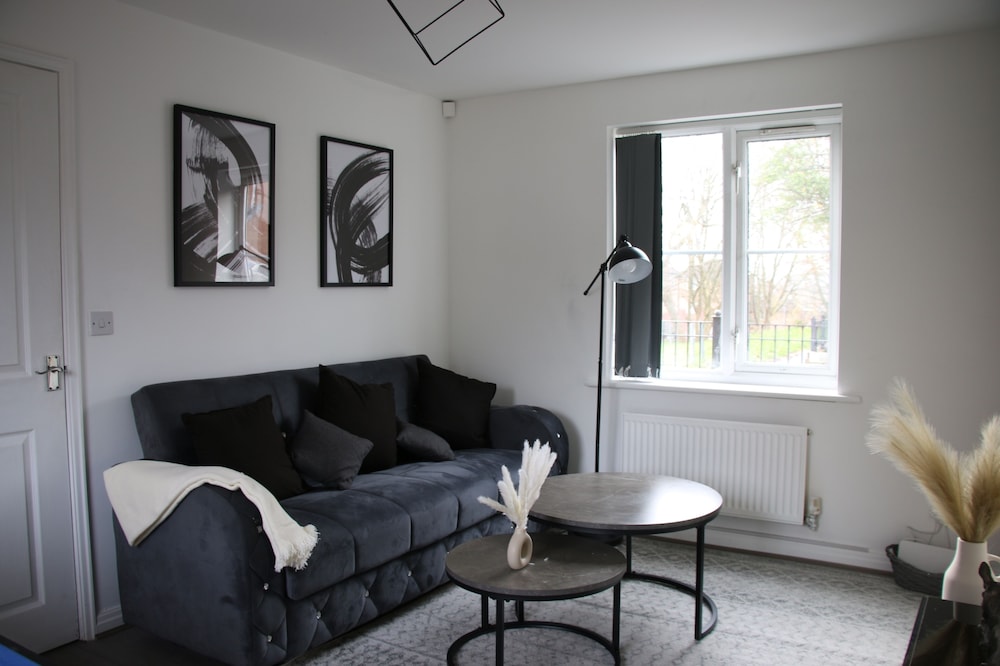 3 Bedroom House Close to City Centre/ Free Parking