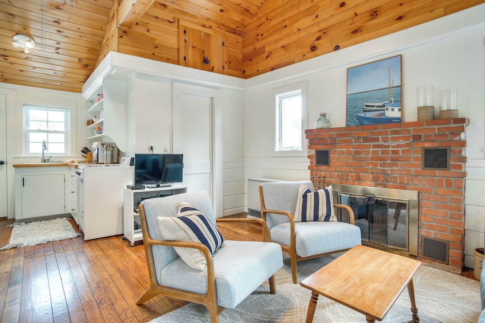 Walk to Beach: South Chatham Home