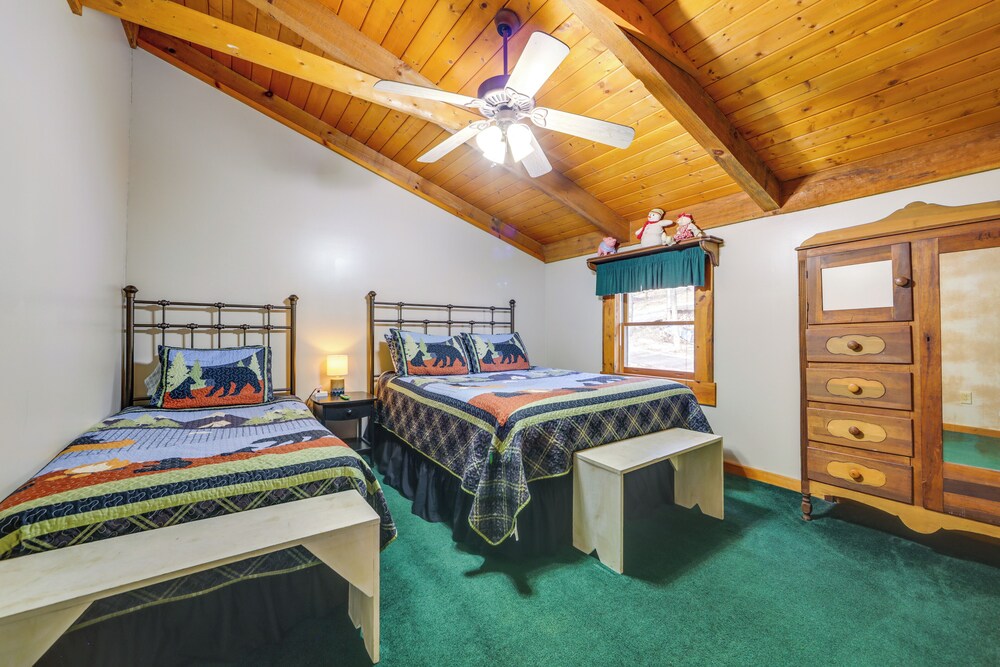 Family Log Cabin w/ Mtn Views, 2 Mi to Tube World!