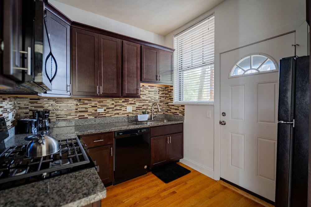 3BR Amazing Apt with Parking in Logan Sq - Image 2