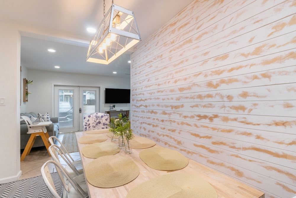 Destin Dolphin by Avantstay 2 Mins Walk To Beach w Pool Large Outdoor Entertaining Area