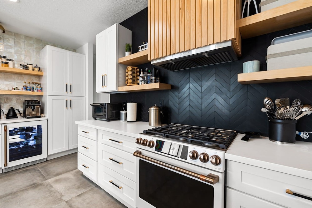 The Lighthouse- Monthly 4 bd 4 bth Pool Spa