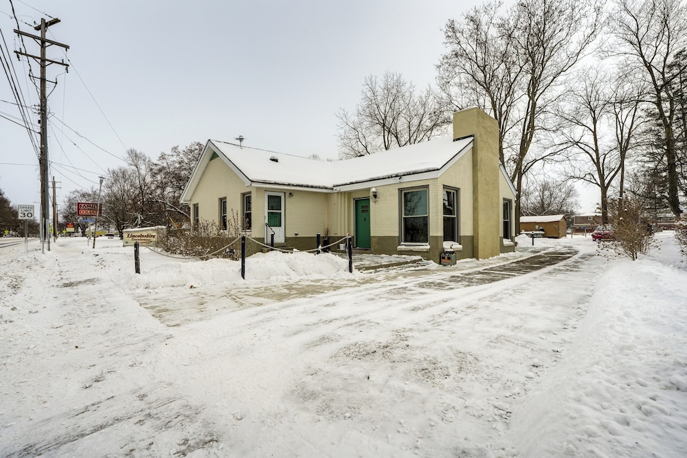 4 Mi to Dtwn Kalamazoo: Central Apt