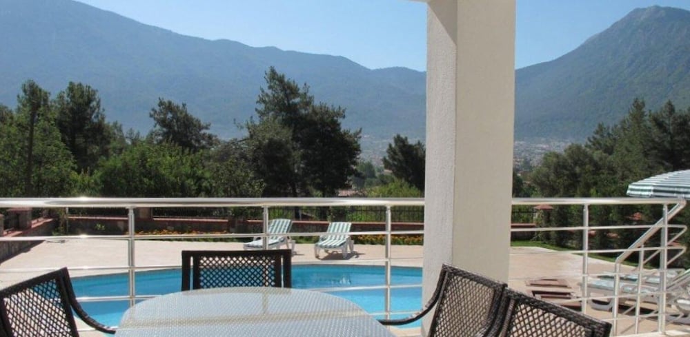 Villa LMP1 by JoyLettings