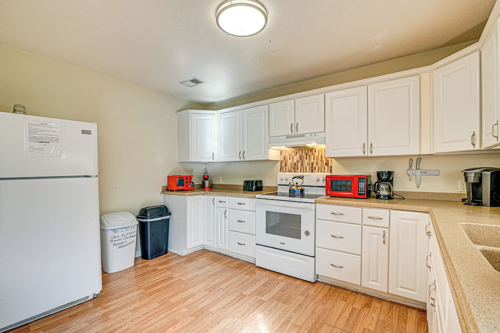 12 Mi to Myrtle Beach: Peaceful Abode in Conway!