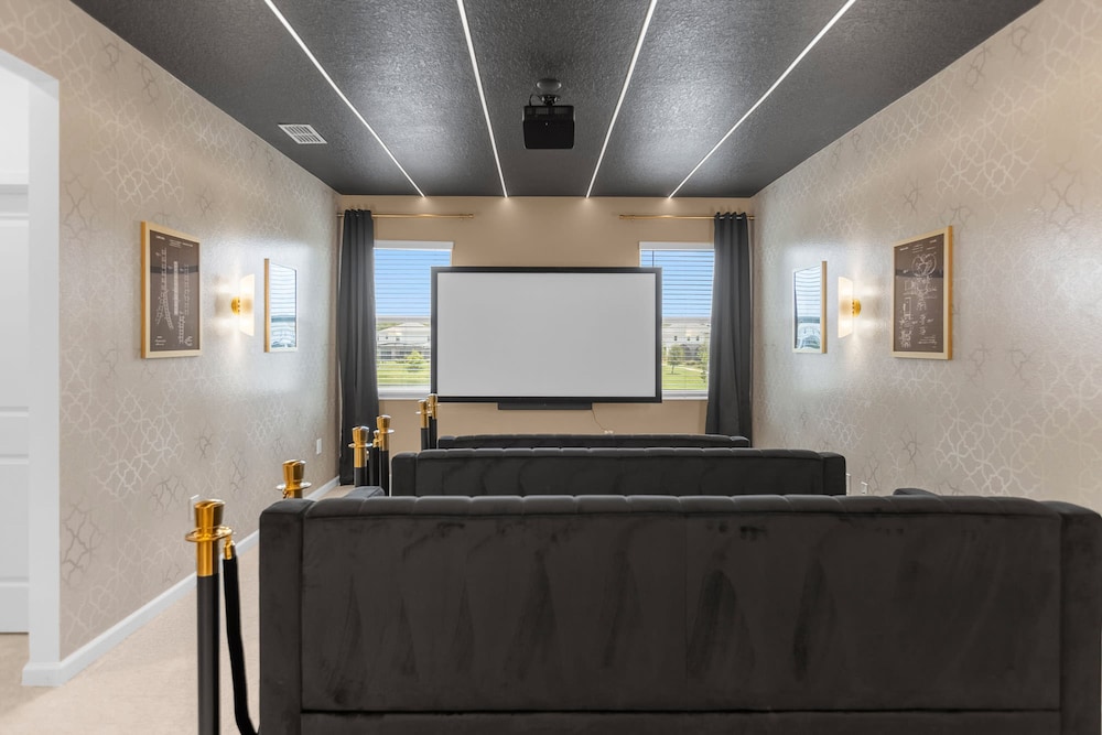Upstay - Karaoke Mansion w Pool Cinema Themed Rooms