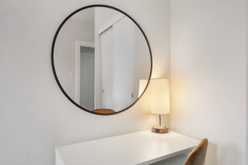 Sleek 2BR - Hyde Park 405