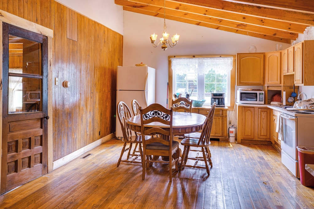 Historic Cabin Retreat ~ 2 Mi to Seneca Rocks! view 3