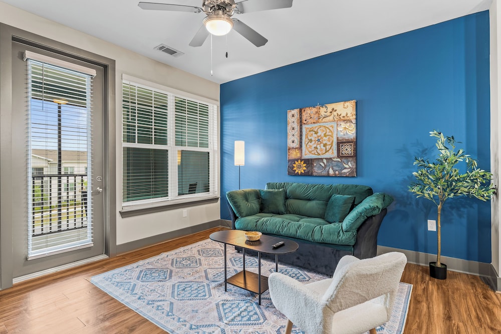 Monarch Apartments 15m to Parks, Pet Friendly, Free Parking by Heavenly Homes