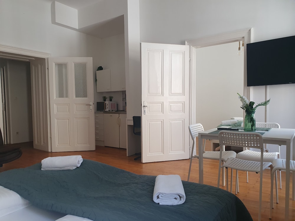 Modern 2BR Apartment Near Rennweg