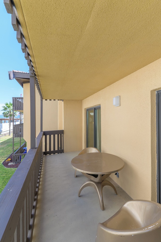 De Lago Motel Apartments
