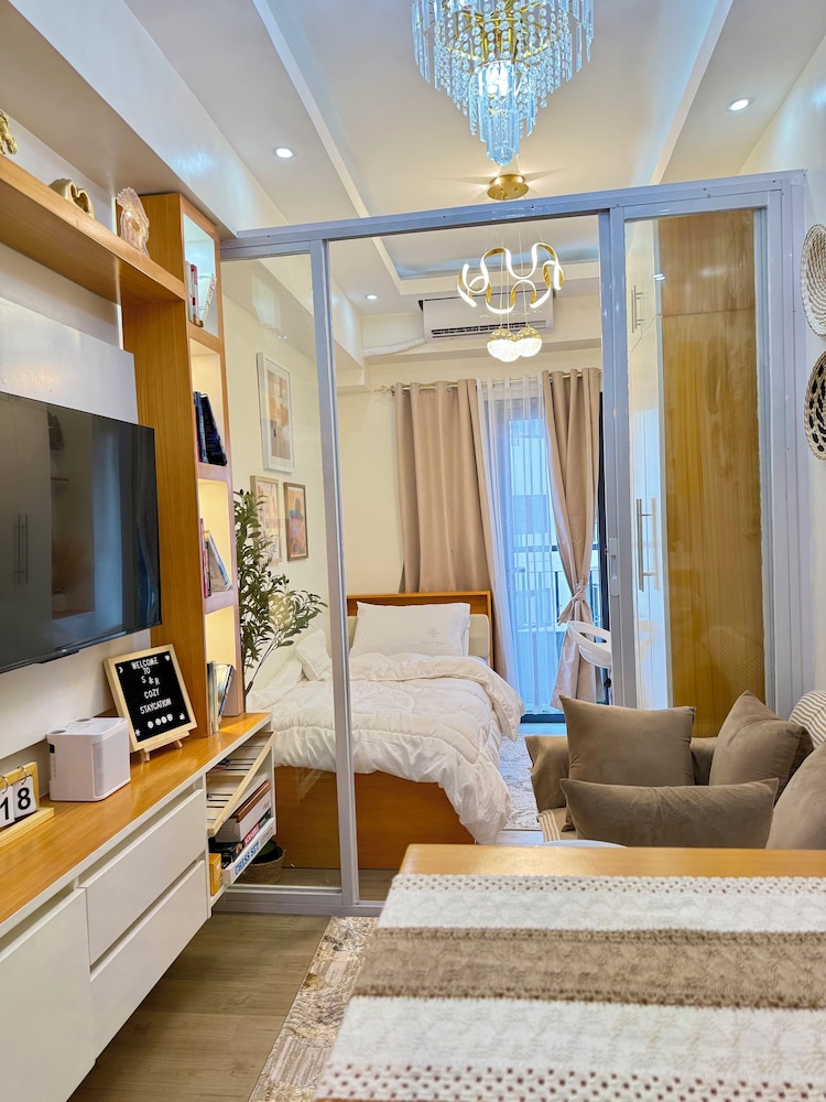 S&R Staycation Walk to SM Bicutan, With Karaoke,disney Plus, Netflix, Youtube